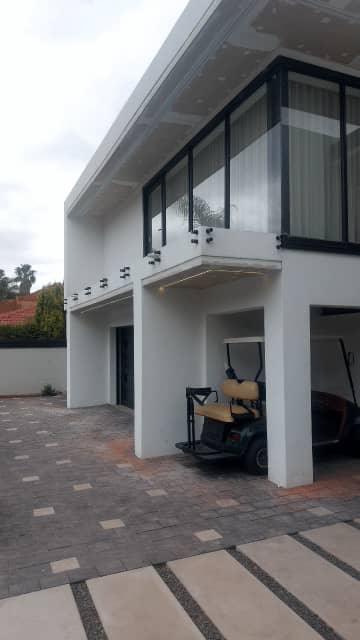 Stainless steel spigot fittings on frameless glass balustrade